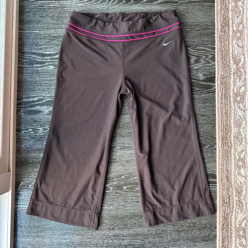 Nike Brown Cropped Fitness Leggings with Pink Trim